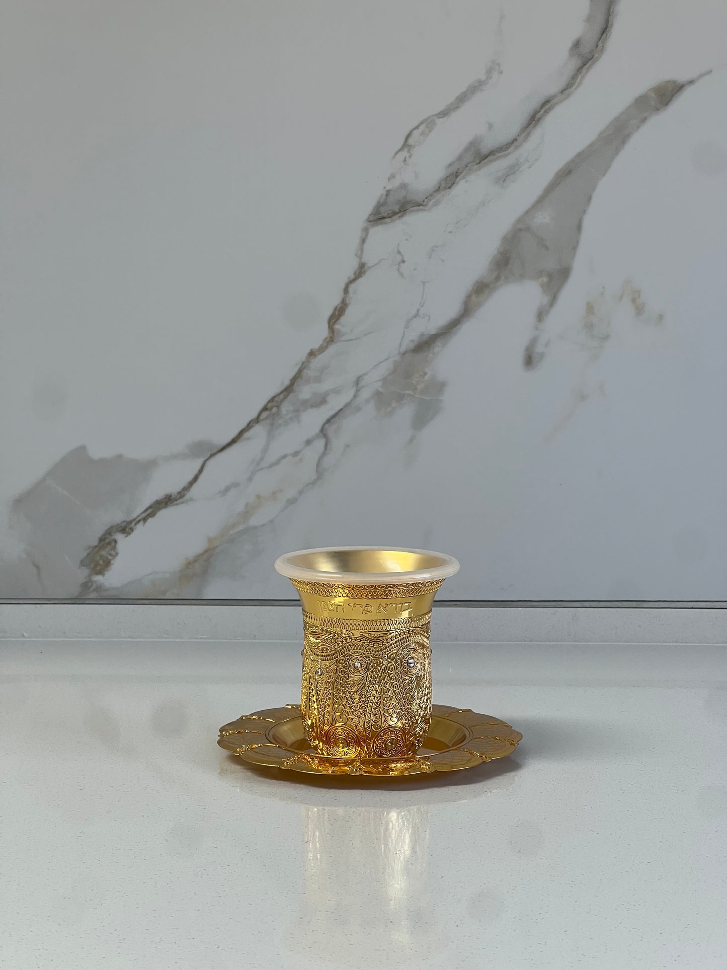 גביע קידוש זהב משובץ