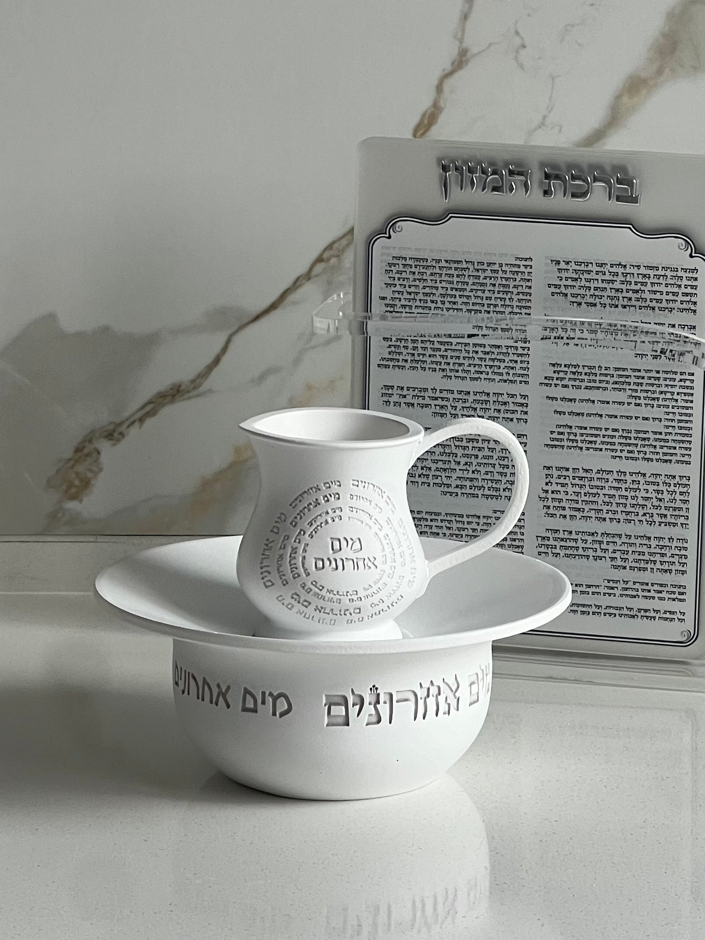 מעמד מים אחרונים לבן